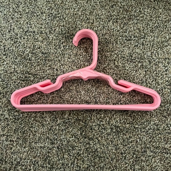 Girl’s pink hangers. 86 hangers 8 bundles of 10, 1 bundle of 6. - Picture 1 of 1